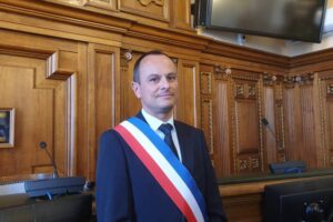 Julien Bony avec son écharpe de maire Photo 7 jours à Clermont