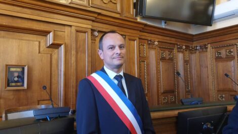 Julien Bony avec son écharpe de maire Photo 7 jours à Clermont