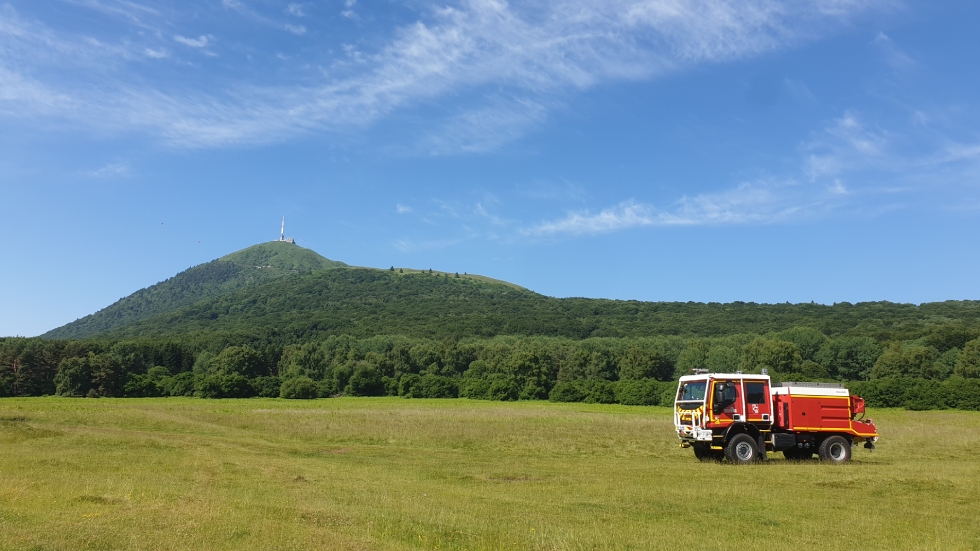 Camion de pompiers au pied du puy de Dôme Photo 7 jours à Clermont