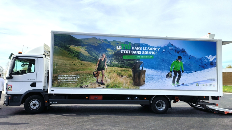 Camion de ramassage des biodéchets dans le Sancy Photo VALTOM