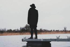 Homme au bout d'un ponton Photo Hubert Nowik Pexels