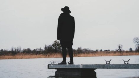 Homme au bout d'un ponton Photo Hubert Nowik Pexels