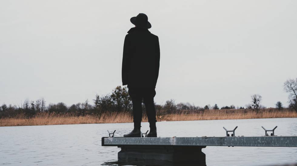 Homme au bout d'un ponton Photo Hubert Nowik Pexels