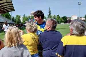 Lucas Dessaigne avec les supporters Photo P. Thivat