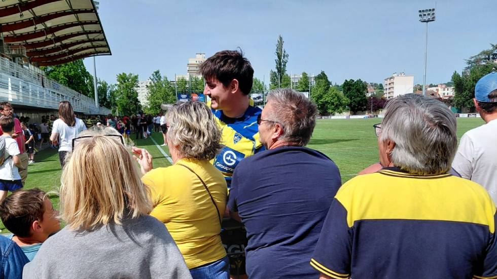 Lucas Dessaigne avec les supporters Photo P. Thivat