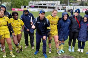 Vincent Fargeas et les joueuses de l'ASM Rugby féminin Photo P. Thivat
