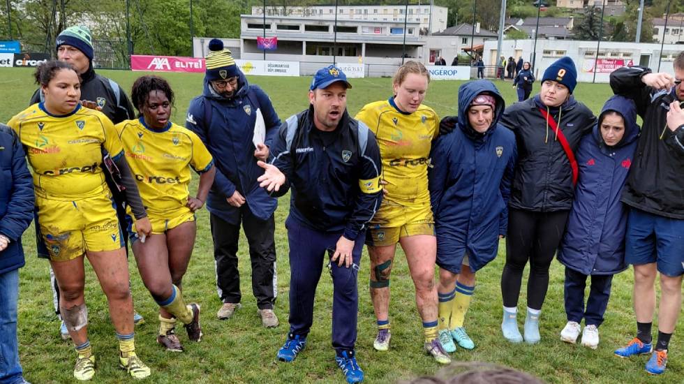 Vincent Fargeas et les joueuses de l'ASM Rugby féminin Photo P. Thivat
