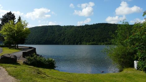 Pavillon Bleu en 2026 pour le Lac Chambon Photo Père Igor Wikimédia CC.0.3