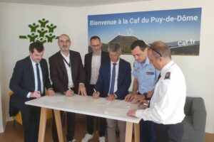 Signature à la CAF de la convention pour lutter contre la fraude sociale Photo 7 Jours à Clermont