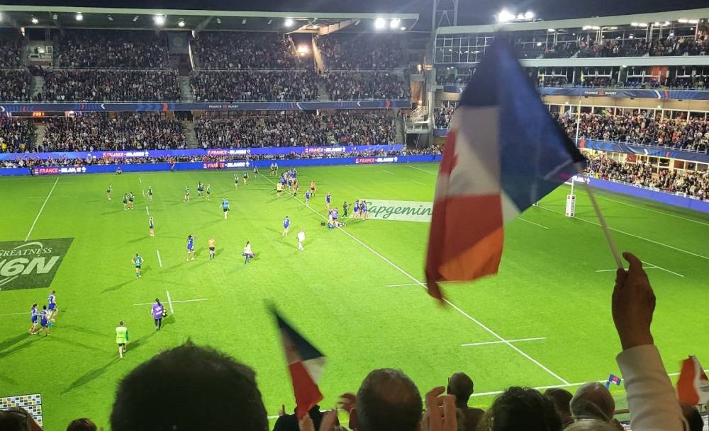 Stade et drapeau. Photo YM