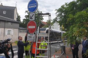 Julien Bony aide à la dépose des panneaux avenue Bergougnan rouverte à la circulation / Photo 7 Jours à Clermont
