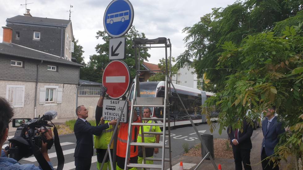 Julien Bony aide à la dépose des panneaux avenue Bergougnan rouverte à la circulation / Photo 7 Jours à Clermont