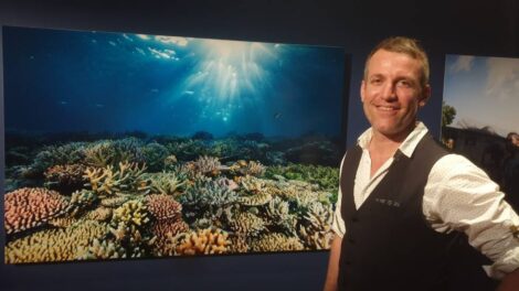Martin Colognoli devant une de ses photos de l'exposition Corial renaissance Photo 7 Jours à Clermont