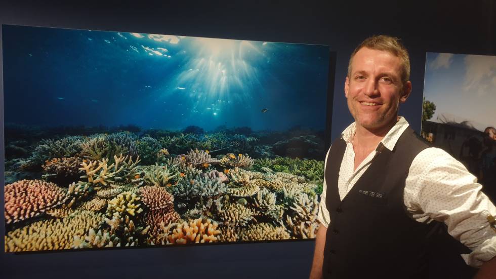 Martin Colognoli devant une de ses photos de l'exposition Corial renaissance Photo 7 Jours à Clermont
