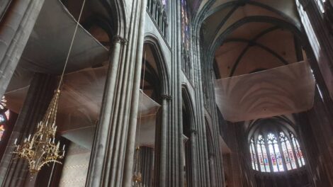 Filets de protection , cathédrale de Clermont / Photo 7 Jours à Clermont