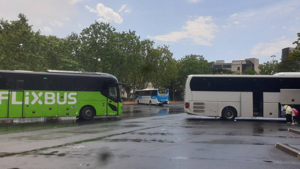 Bus sur le parking de la gare routière Photo 7 Jours à Clermont