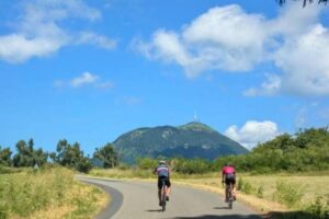 Cyclistes au Pied du puy de Dôme sur l'itinéraire de l’Échappée Volcanique / Photo CD63