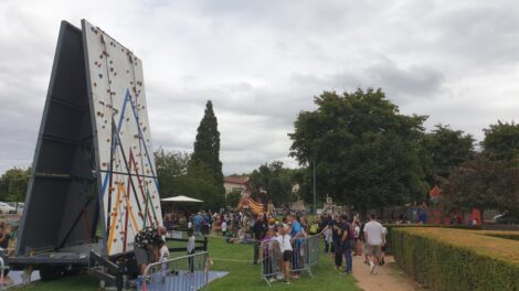 Le mur d'escalade, une animation toujours très prisée de la Saint Loup Photo 7 Jours à Clermont