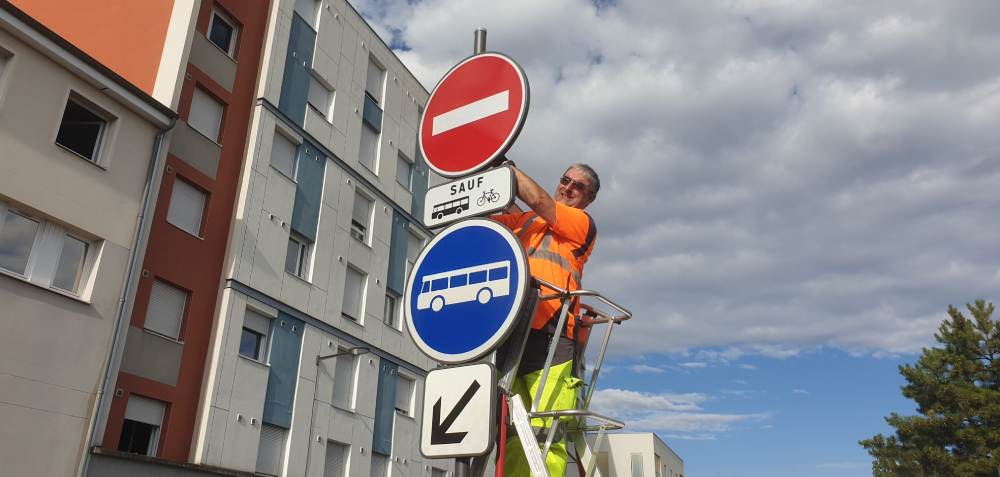 Un agent de la métropole démonte les panneaux de signalisation rue de l'Oradou Photo 7 Jours à Clermont