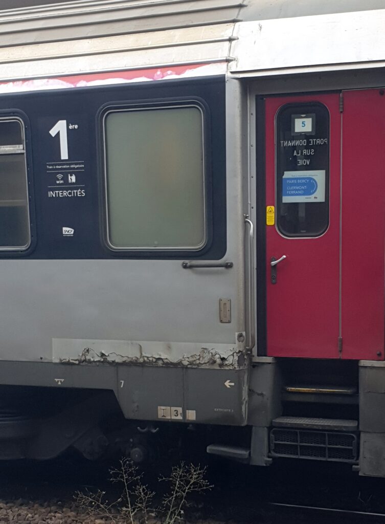 mauvais état d'une voiture Corail Photo 7 Jours à Clermont