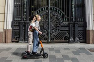 À deux sur une trottinette Photo Pexels Cottonbro