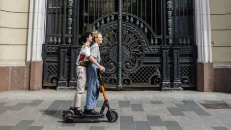 À deux sur une trottinette Photo Pexels Cottonbro