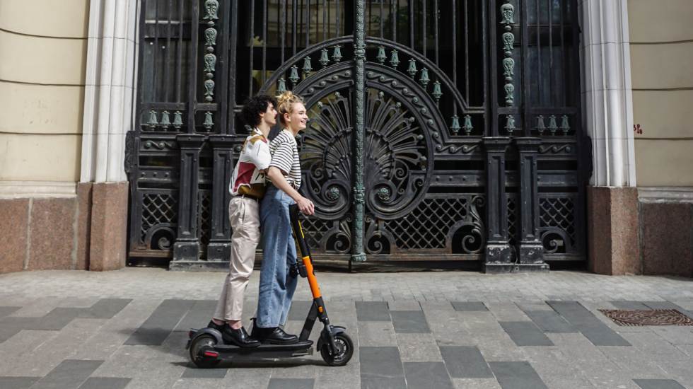 À deux sur une trottinette Photo Pexels Cottonbro