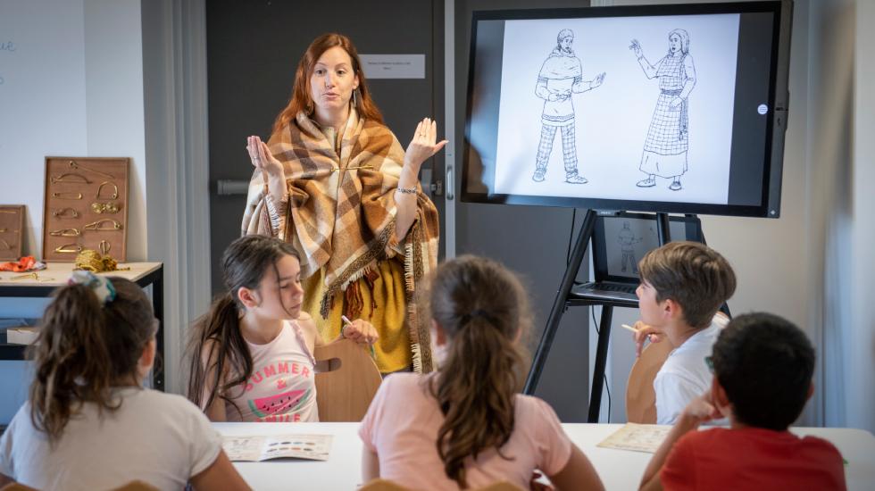 Atelier Famille costume et parure au Musée de Gergovie Photo © Henri Derus Photographie 24
