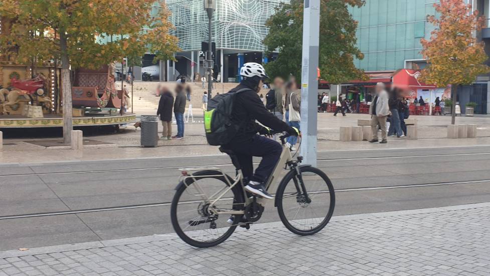 Cycliste circulant sur une zone piétone Photo 7 Jours à Clermont