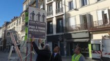Julien BONY, maire de Clermont et François MERLET, adjoint aux Mobilités et aux Espaces publics posent un panneau "Pied à terre obligatoire" / Photo 7 Jours à Clermont