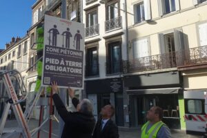 Julien BONY, maire de Clermont et François MERLET, adjoint aux Mobilités et aux Espaces publics posent un panneau "Pied à terre obligatoire" / Photo 7 Jours à Clermont