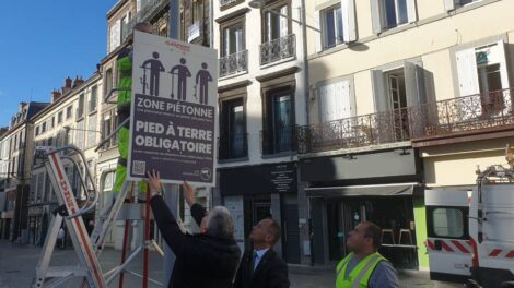 Julien BONY, maire de Clermont et François MERLET, adjoint aux Mobilités et aux Espaces publics posent un panneau "Pied à terre obligatoire" / Photo 7 Jours à Clermont
