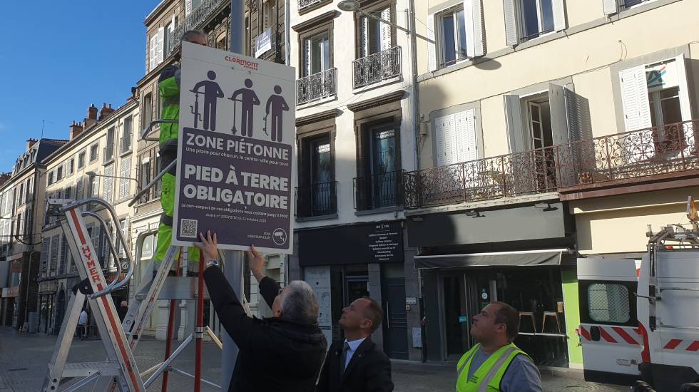 Julien BONY, maire de Clermont et François MERLET, adjoint aux Mobilités et aux Espaces publics posent un panneau "Pied à terre obligatoire" / Photo 7 Jours à Clermont